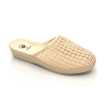 Luftige Damen Pantoletten in Creme auf Keilabsatz Ansicht schräg