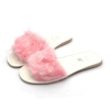 Seitenansicht der flachen rosa Damen Sandalen mit Federpuschel offenes Modell Sommer-Style 53