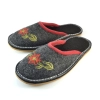 Pantoffeln Damen Filz Modell 202 – Hauptansicht mit Blumenstickerei