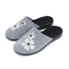 Filzpantoletten Damen grau mit Blumenmuster – Hauptansicht