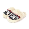 Warme Wollpantoffeln in Weiß mit skandinavischem Winter-Design auf neutralem Hintergrund